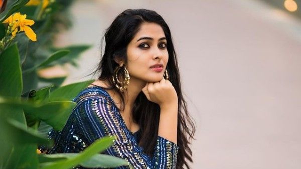 గోల్డెన్ డ్రెస్ లో మెరిసిపోతున్న దివి.. తొడల అందాలతో టీజింగ్!