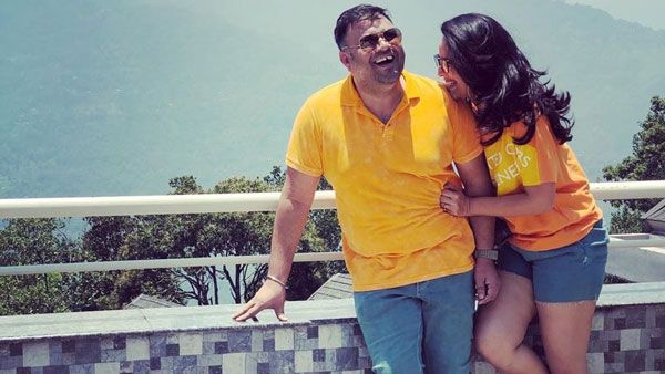 పొట్టి బట్టల్లో యమ హాట్‌గా అనసూయ: పబ్లిక్ ప్లేస్‌లోనే భర్తతో క్రేజీగా లిప్‌లాక్