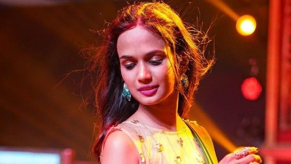 పెళ్లి చేసుకోమంటూ యాంకర్ శివ వెంట పడుతున్న అరియానా