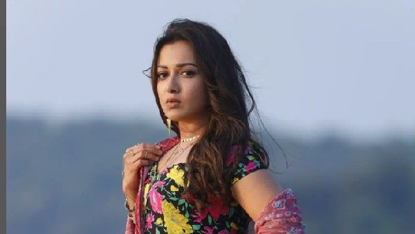 catherine tresa బీచ్‌లో కేథరిన్ త్రెసా హల్‌చల్.. చిల్ మారో అంటూ పొట్టి బట్టల్లో!