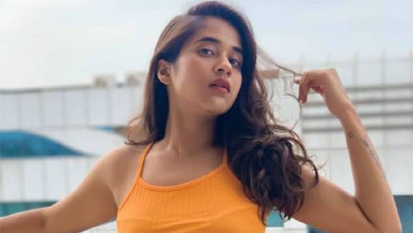 దీప్తి సునైనా హాట్ వీడియో వైరల్: బెడ్‌పై అలా చూపిస్తూ.. ఇది చూశారంటే!