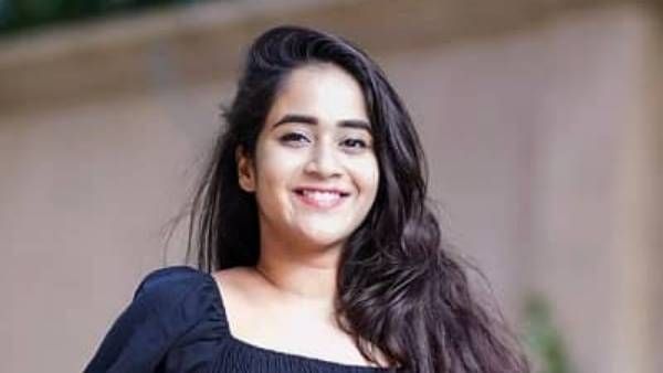 షర్ట్ విప్పేసి రెచ్చిపోయిన దీప్తి సునైనా: ఎద అందాలు ఆరబోస్తూ యమ హాట్‌గా!