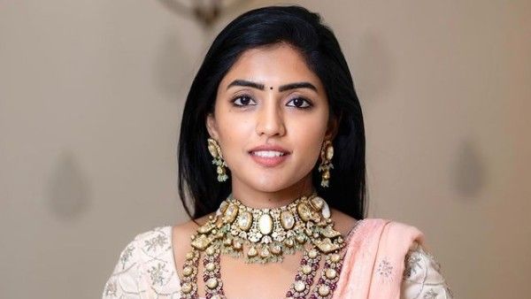 షర్ట్ విప్పేసి ఈషా రెబ్బా సెల్ఫీ వీడియో: ఒక్కసారిగా అలా కనిపించడంతో!