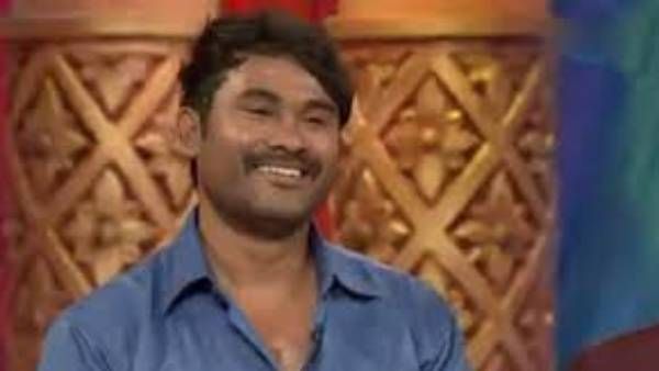 స్టేజ్ మీదే భార్య కాళ్లు పట్టుకొన్న జబర్దస్త్ కమెడియన్.. కిందకు తోసిన మరో కమెడియన్ భార్య!