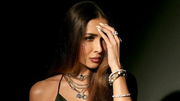 గ్లామర్ కంచె తెంచేసిన హీరోయిన్: లేటు వయసులోనూ శృతి మించిన హాట్ షో