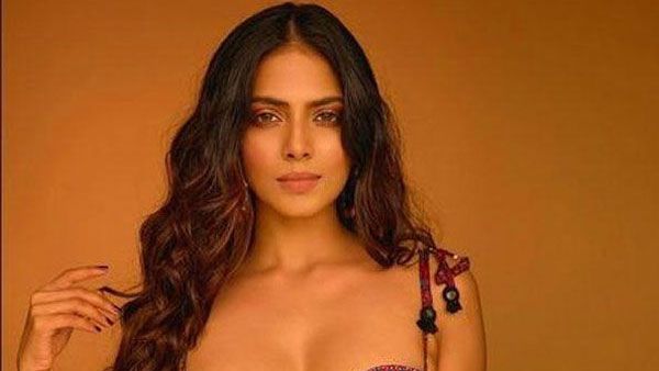 గీత దాటేసిన మరో భామ.. నెవర్ బిఫోర్ అన్నట్టు క్లీవేజ్ అందాల విందు!