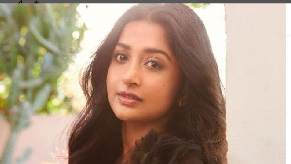 దారుణమైన ఫోటో వదిలిన మీరా జాస్మిన్.. ఉల్లి పొర లాంటి డ్రెస్లో అంతా కనిపించేలా!