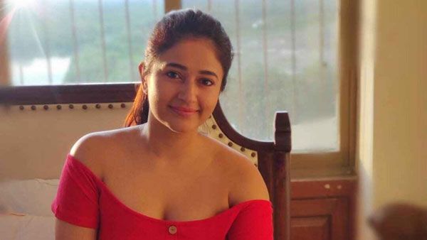 ఒంటరిగా ఎలా ఉన్నావని హీరోయిన్‌కు ప్రశ్న: ఏకంగా లవర్‌తో ప్రైవేట్ పిక్ వదిలిన బ్యూటీ