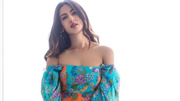 ఎద అందాలు ఆరబోస్తూ లెజెండ్ హీరోయిన్ ప్రేమ పాఠాలు.. ఫ్యాన్స్ దెబ్బకు మూసేసిందిగా!