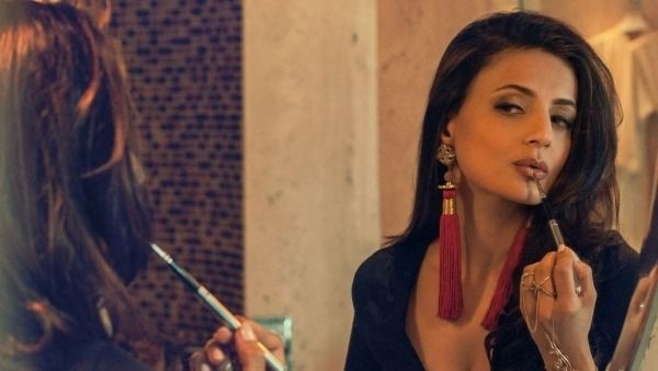 బట్టలు ఉన్నా లేనట్లే టాలీవుడ్ హీరోయిన్ ఫోజులు: అబ్బో ఆమెనిలా చూశారంటే!