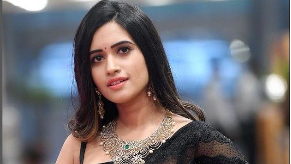 శృతి మించిన యాంకర్ స్రవంతి హాట్ షో: బ్లేజర్ విప్పేసి మరీ దారుణంగా!