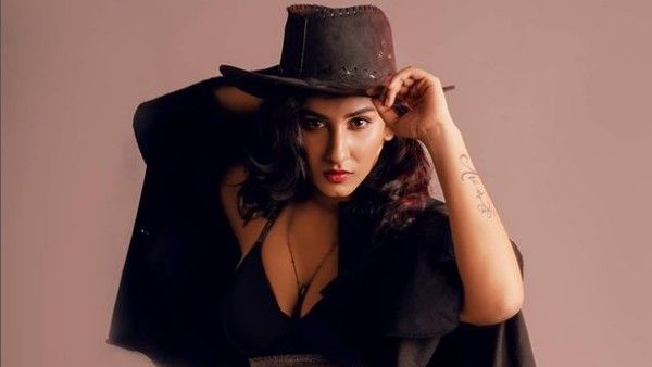 మళ్లీ రెచ్చిపోయిన తెలుగు యాంకర్: చీరలోనూ హాట్‌గా.. ఈ వీడియో చూశారంటే!