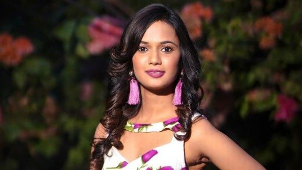 ఓ రేంజ్‌లో రెచ్చిపోయిన ఆరియానా గ్లోరీ: నెట్ డ్రెస్‌లో లోపలివి కనిపించేలా!