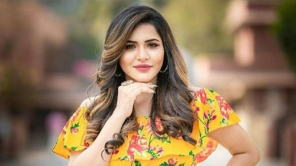 అషు రెడ్డి ప్రైవేటు భాగంలో పవన్ టాటూ: మరోసారి డ్రెస్ తీసేసి చూపించిన బ్యూటీ