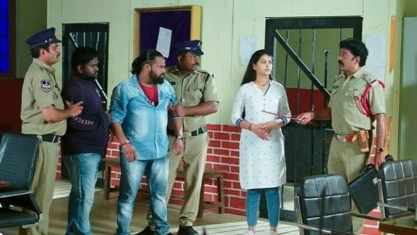 Karthika Deepam ఆ ఇద్దరిని పోలీసులకు పట్టించిన జ్వాలా.. ధైర్య సాహసాలకు అవార్డు లభించడంతో..