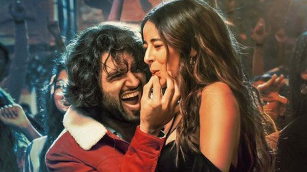 Liger Akidi Pakidi Video Song: మాస్ స్టెప్పులతో విజిల్స్ వేయించిన విజయ్ దేవరకొండ.. కిర్రాక్ సాంగ్!