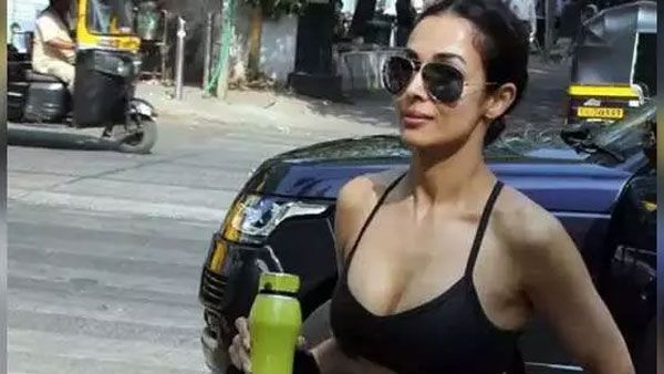 డ్రెస్ ఉన్నా లేనట్లే మలైకా హాట్ ట్రీట్: వామ్మో ఆమెనిలా చూస్తే తట్టుకోలేరు!