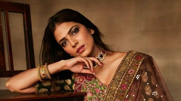 ఫ్రెండ్ తో బెడ్డు మీద మాళవిక మోహనన్ రచ్చ..పొట్టి గౌనులో ముద్దులతో!