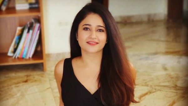 క్లోజప్ ఫొటోల్లో తెలుగు హీరోయిన్ అందాల విందు: స్లీవ్‌లెస్ టాప్‌లో యమ హాట్‌గా!