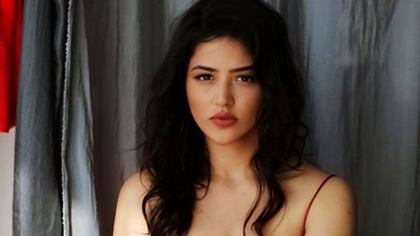 అటెన్షన్ కోసం ఆఖరికి ప్యాంట్ జిప్ తీసేసి.. ఫొటో షూట్ లో షాక్ ఇచ్చిన విజయ్ దేవరకొండ హీరోయిన్