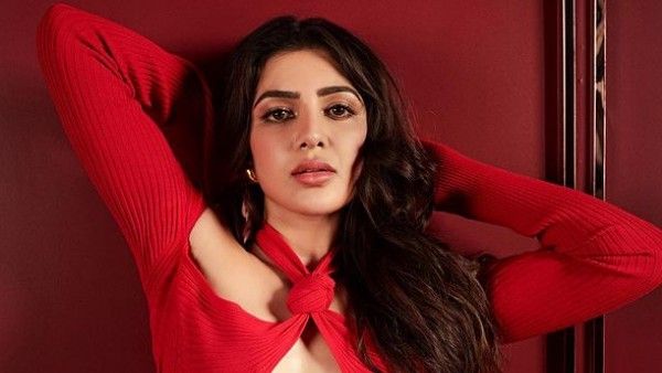 సమంత అందాల ప్రదర్శన: టాప్‌ను కిందకు జరిపి మరీ ఘాటుగా!