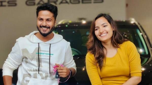 Siri Hanumanth: ప్రియుడితో కలిసి ఖరీదైన కారును కొన్న బిగ్ బాస్ బ్యూటీ.. దాని ధర ఎంతంటే?