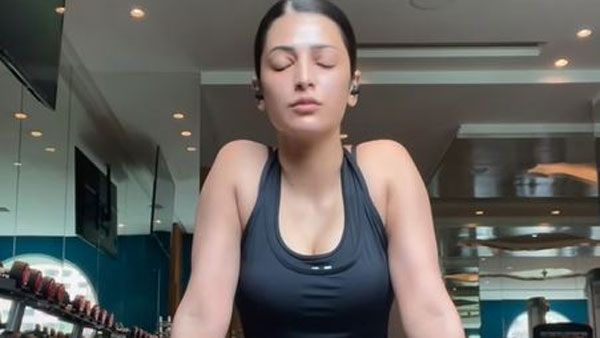 హాట్ వీడియో షేర్ చేసిన శృతి హాసన్: టాప్‌ను పైకి లేపి మరీ హాట్ ట్రీట్