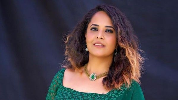 Anasuya Bharadwaj: అన్నంత పని చేసిన అనసూయ.. వాళ్ళపై సైబర్ క్రైమ్‌కు ఫిర్యాదు