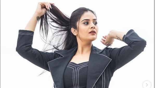 యాంకర్ శ్రీముఖి అందాల జాతర: ఆమెనిలా చూశారంటే చెమటలే