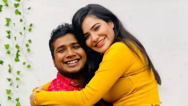 అషు రెడ్డి, రాహుల్ పర్సనల్ ఫొటో వైరల్: అతడి మీద కూర్చుని.. ఆ సింబల్‌ పెట్టి!