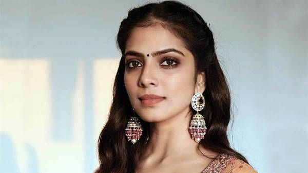 Malavika Mohanan: రెడ్​ టాప్​లో మాళవిక మోహనన్​ ఘాటు అందాలు.. ఇలా అయితే ఎలా మాస్టారు!
