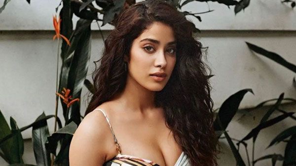 హాట్ షోలో హద్దు దాటిన జాన్వీ కపూర్: శ్రీదేవి కూతురా మజాకానా!