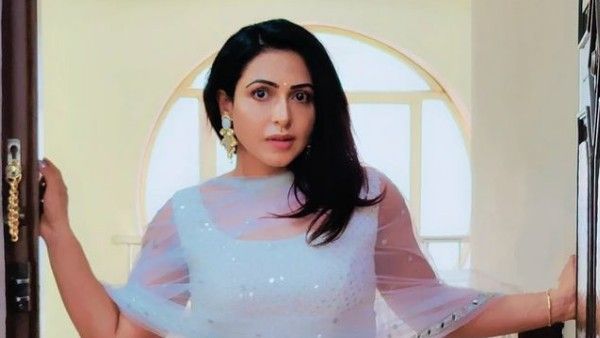 మేకప్ రూంలో తెలుగు హీరోయిన్ హాట్ ట్రీట్: ఆ పార్ట్‌లను హైలైట్ చేస్తూ!