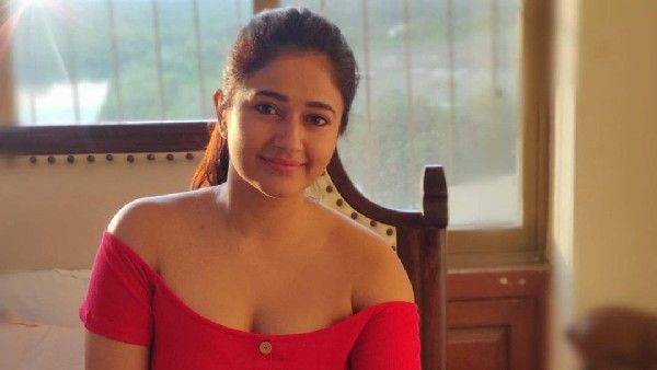 తెలుగు హీరోయిన్ అందాల ఆరబోత: ఆమె డ్రెస్, ఫోజులు చూస్తే!