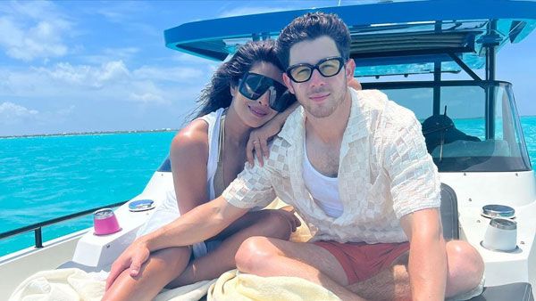 Priyanka Chopra రేర్ ఫోటో వైరల్.. రొమాంటిక్‌గా భర్తతో కలిసి అందాల ఆరబోత