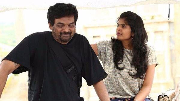 పూరి జగన్నాథ్ కూతురు ఎమోషనల్ ఫొటోస్.. ఇంటి దగ్గర ఎదురుచూస్తూ ఉంటాము అంటూ..