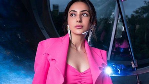 Rakul Preet Singh పింక్​ డ్రెస్​లో రకుల్​ ప్రీత్​ సింగ్.. ఫ్యాన్స్‌కు కైపెక్కించేలా ఫోటోలు