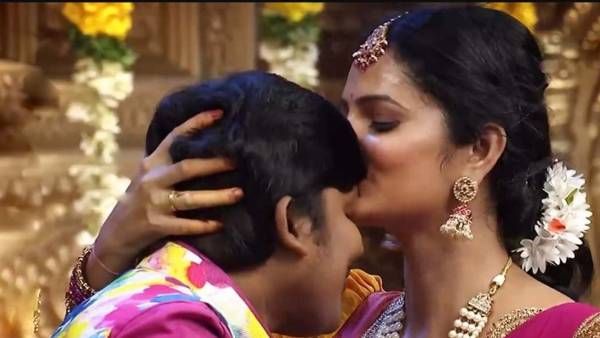 రాకింగ్ రాకేష్ కు అందరి ముందు ముద్దు పెట్టేసిన జోర్డార్ సుజాత.. నిజమైన ప్రేమ అంటూ..