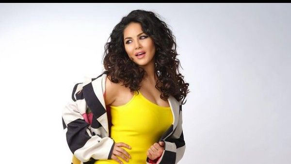 Sunny Leone పల్లె వెలుగు బస్సులో మాజీ పోర్న్ స్టార్.. చిన్న స్కర్ట్ లో స్టన్నింగ్!