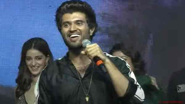 ఆయన డైలాగ్స్ చెప్పాలంటే నోచుకొని పుట్టాలి.. పూరీ జగన్నాథ్, చార్మీ నా అమ్మ, నాన్న అంటూ విజయ్ దేవరకొండ