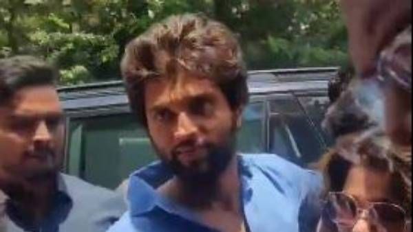 liger రిజల్ట్ పై హ్యాపీ.. టీమ్ తో కలిసి పెద్దమ్మ తల్లి గుడిలో విజయ్ దేవరకొండ!