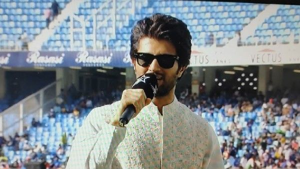 India Vs Pak మ్యాచ్‌లో విజయ్ దేవరకొండ హంగామా.. ఆ క్రికెట్ కెప్టెన్ బయోపిక్‌లో నటిస్తా అంటూ రౌడీ స్టార్