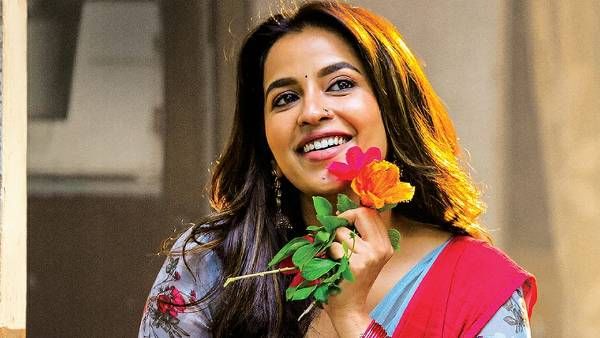 Happy Birthday Komalee Prasad క్యూట్‌గా కోమలి ప్రసాద్.. ఆకట్టుకొన్న శశివదనే ఫస్ట్‌లుక్