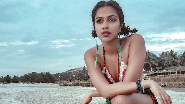 బీచ్‌లో దారుణంగా అమలా పాల్: ఆ డ్రెస్ ఏంటి? ఆ ఫోజులేంటి బాబోయ్!