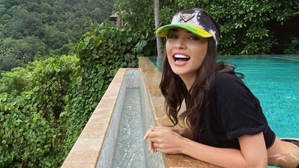 బట్టలు లేకుండా చరణ్ హీరోయిన్: ఆ పార్టును మాత్రమే చూపిస్తూ దారుణంగా!