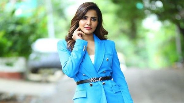 అషు రెడ్డి అందాల ప్రదర్శన: ఏకంగా షర్ట్ విప్పేసి మరీ చూపిస్తూ!