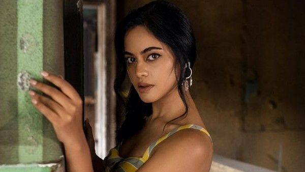 బిందు మాధవి ఎద అందాల అరాచకం: పైన ఏమీ లేకపోవడంతో!