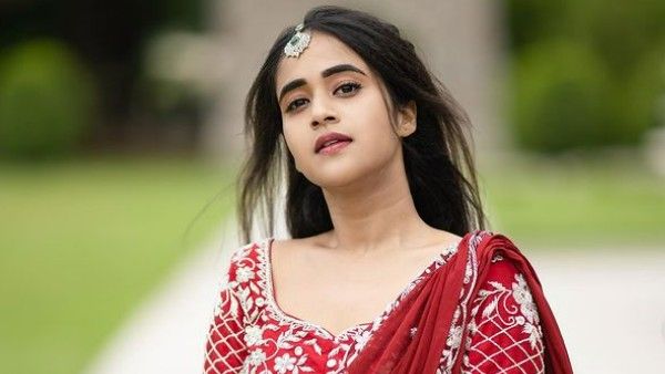 దీప్తి సునైనా హాట్ సెల్ఫీ: స్లీవ్‌లెస్ టాప్‌లో ఎద అందాల ఆరబోత