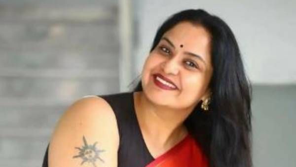 Pragathi: పొట్టి స్కర్ట్ లో మతిపోగొట్టేసిన ప్రగతి.. అదిరిపోయే స్టెప్పులు