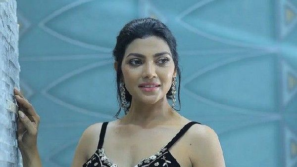 క్లీవేజ్ షోతో బిగ్ బాస్ లహరి రచ్చ: ఆమె డ్రెస్సు, ఫోజులు చూశారంటే!